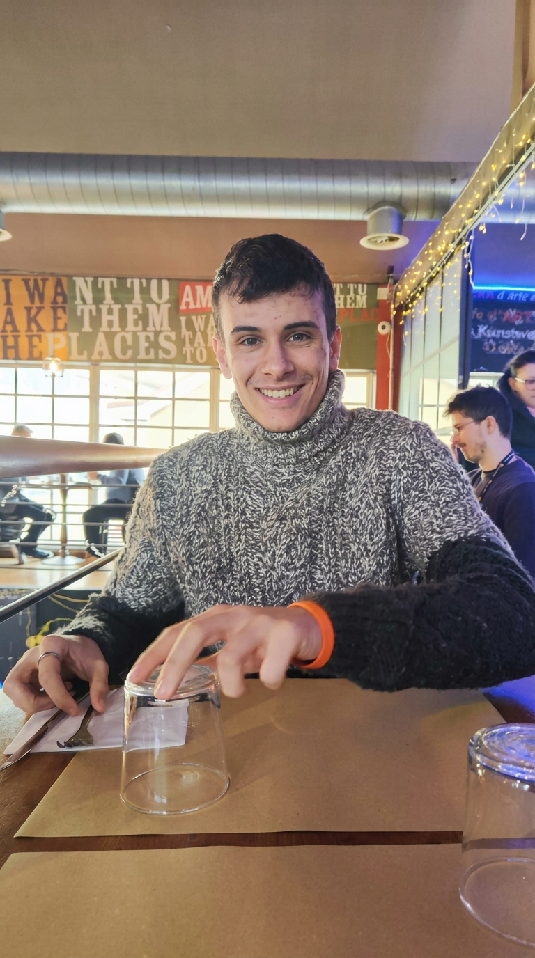 Luca Ponzoni sorridente durante una pausa di lavoro