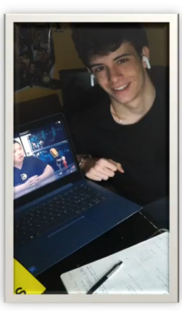 Luca Ponzoni durante una call di consulenza al computer