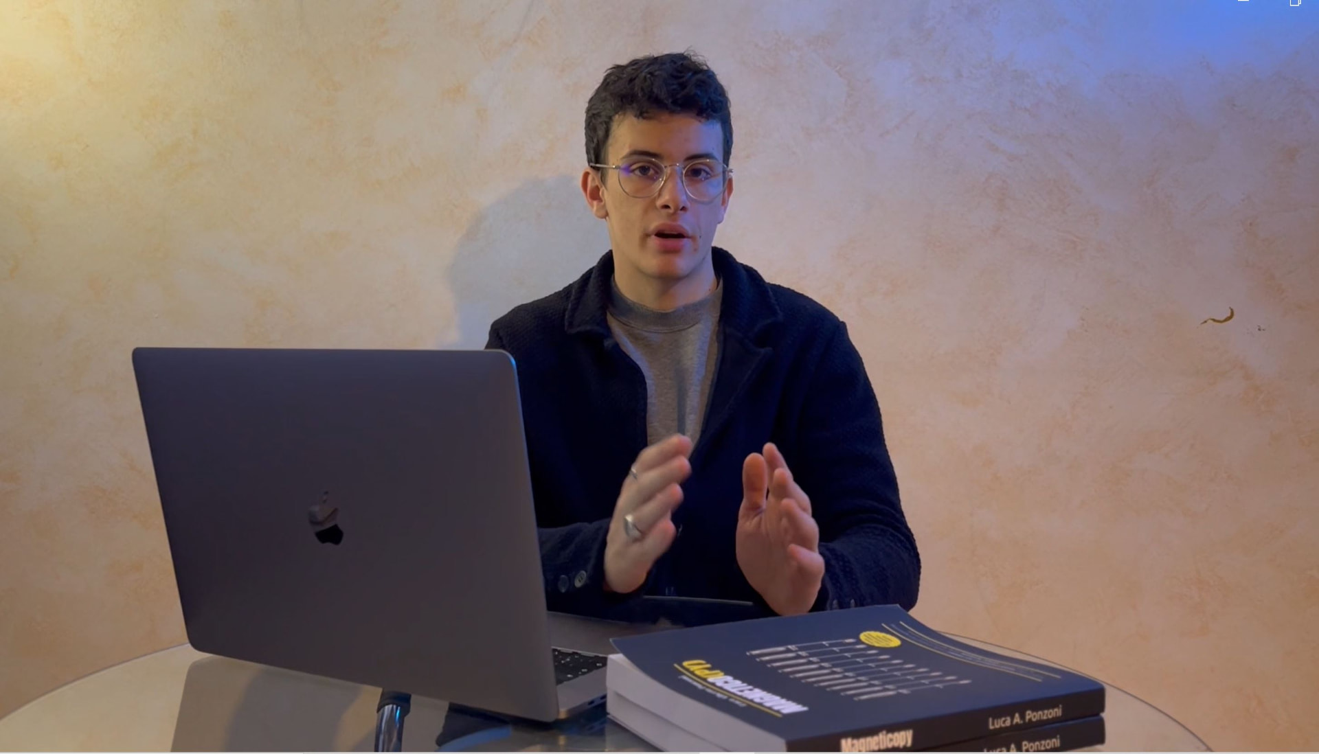 Luca Ponzoni al lavoro con il manuale Magneticopy sulla scrivania