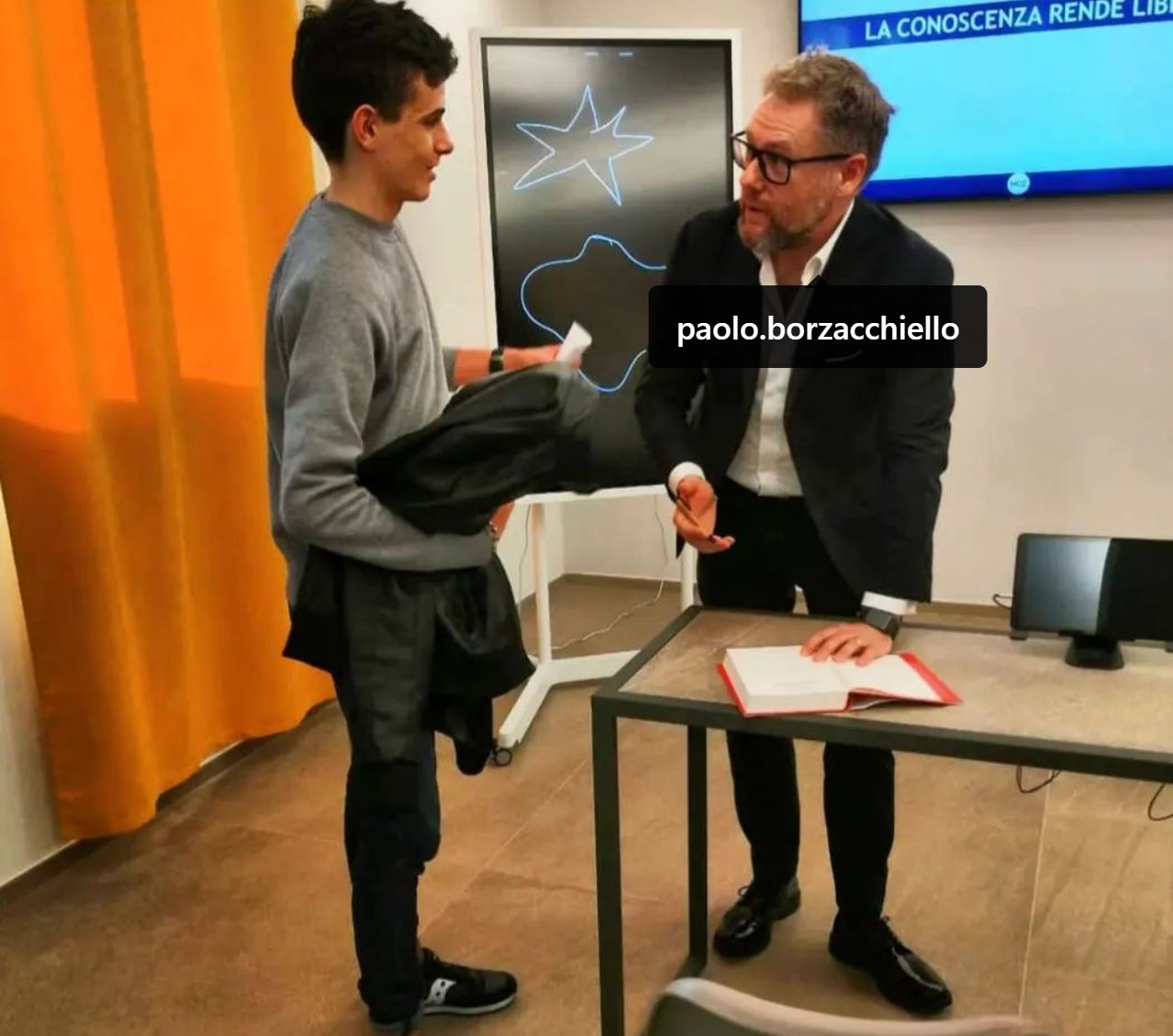Luca Ponzoni in dialogo con un relatore al termine di un evento formativo